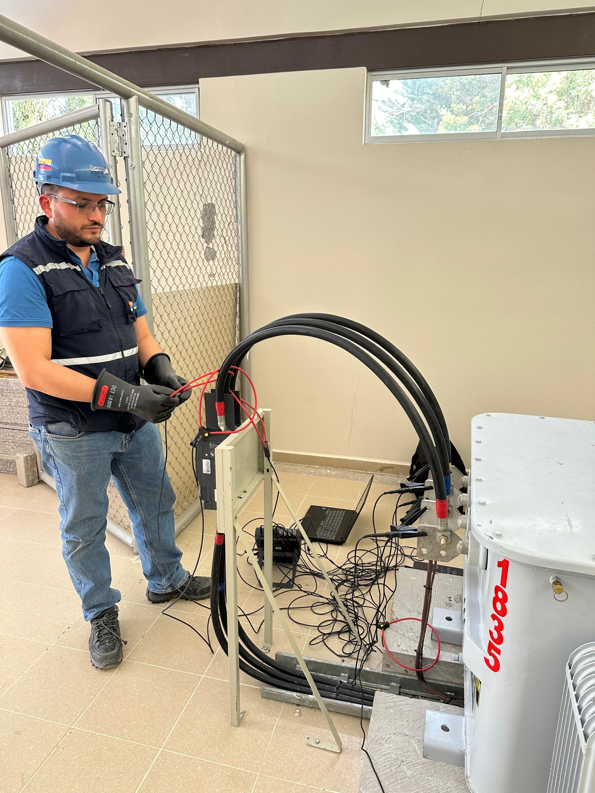 Técnico de Adenyr realizando conexiones de medición en campo
