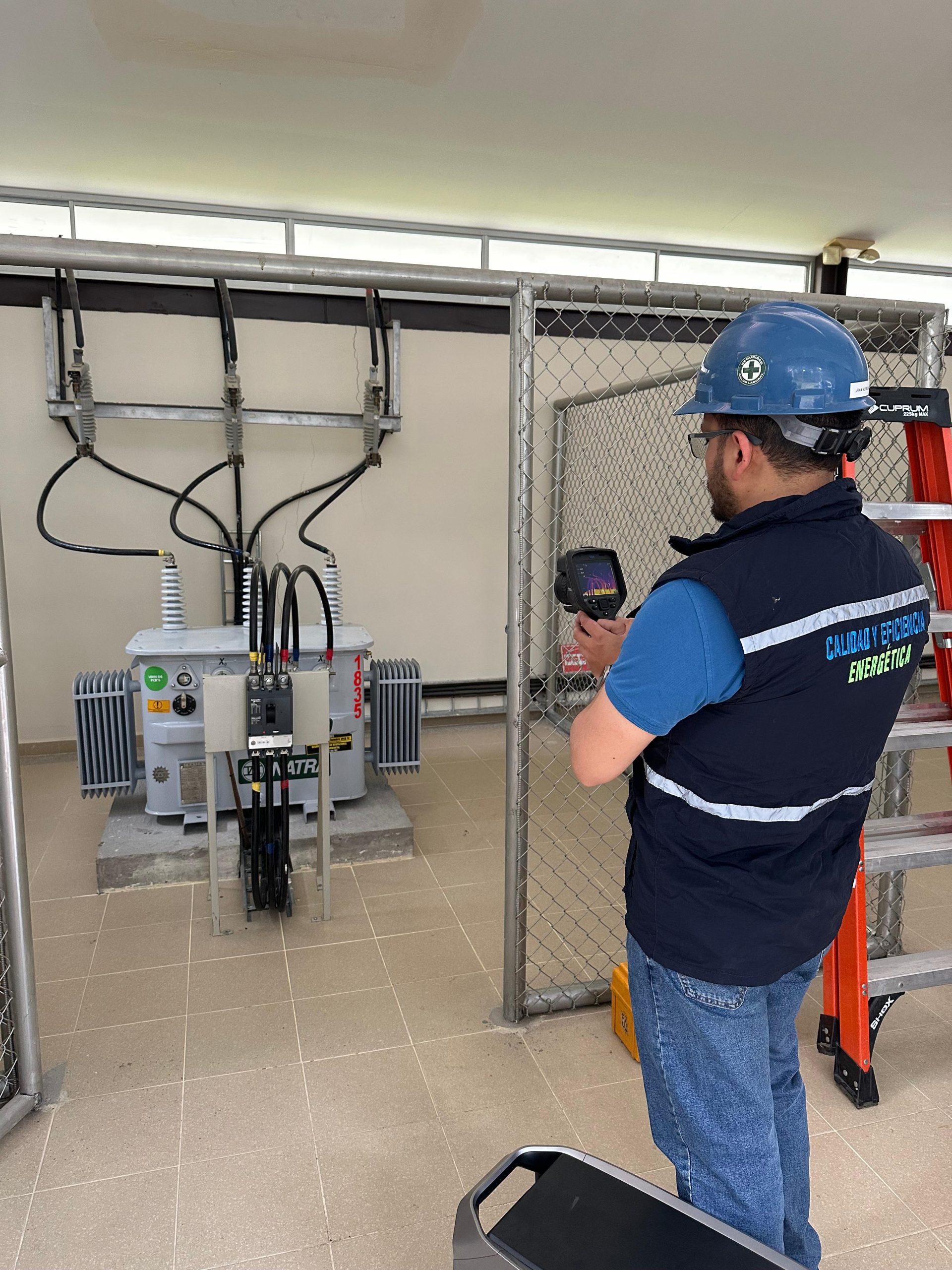 Técnico de Adenyr inspeccionando un transformador con una cámara termográfica