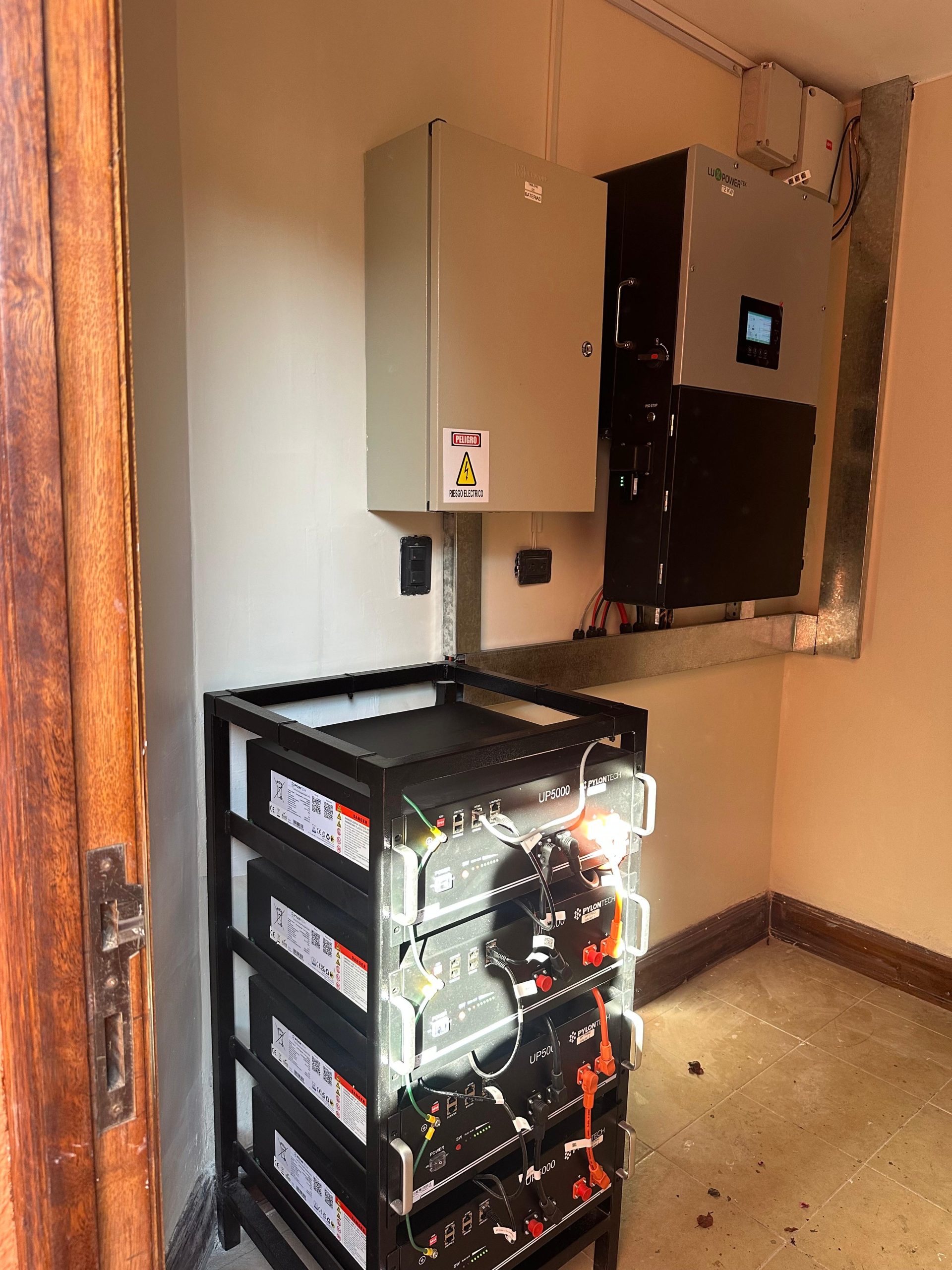 Inversor de 12 kW y cuatro baterías Pylontech instalados en Ficoa