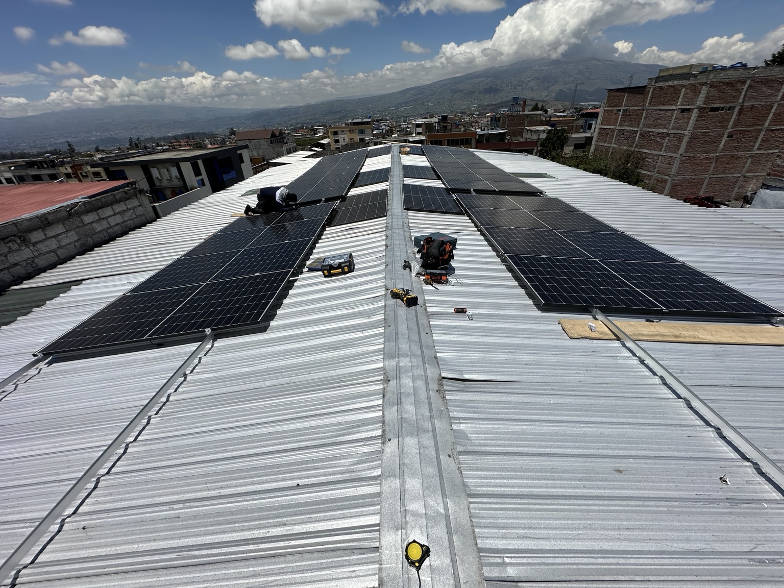 Instalación de paneles solares en Píllaro