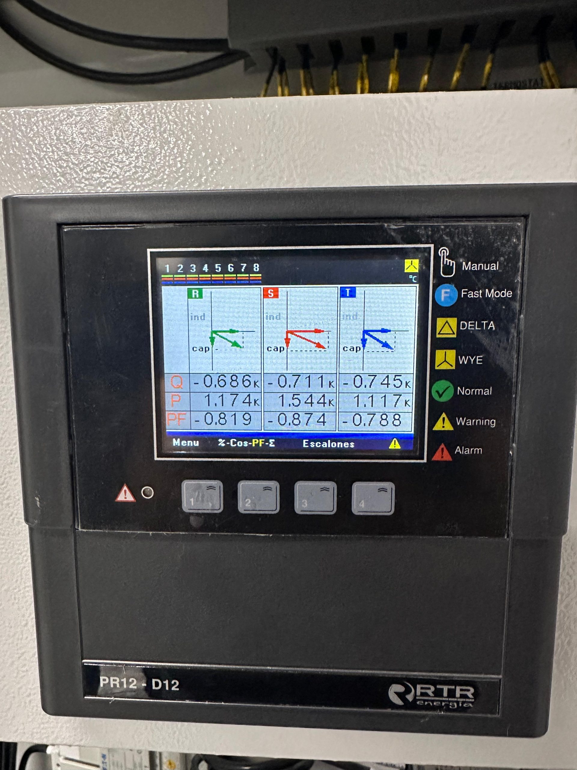 Controlador mostrando potencia reactiva capacitiva en las tres fases