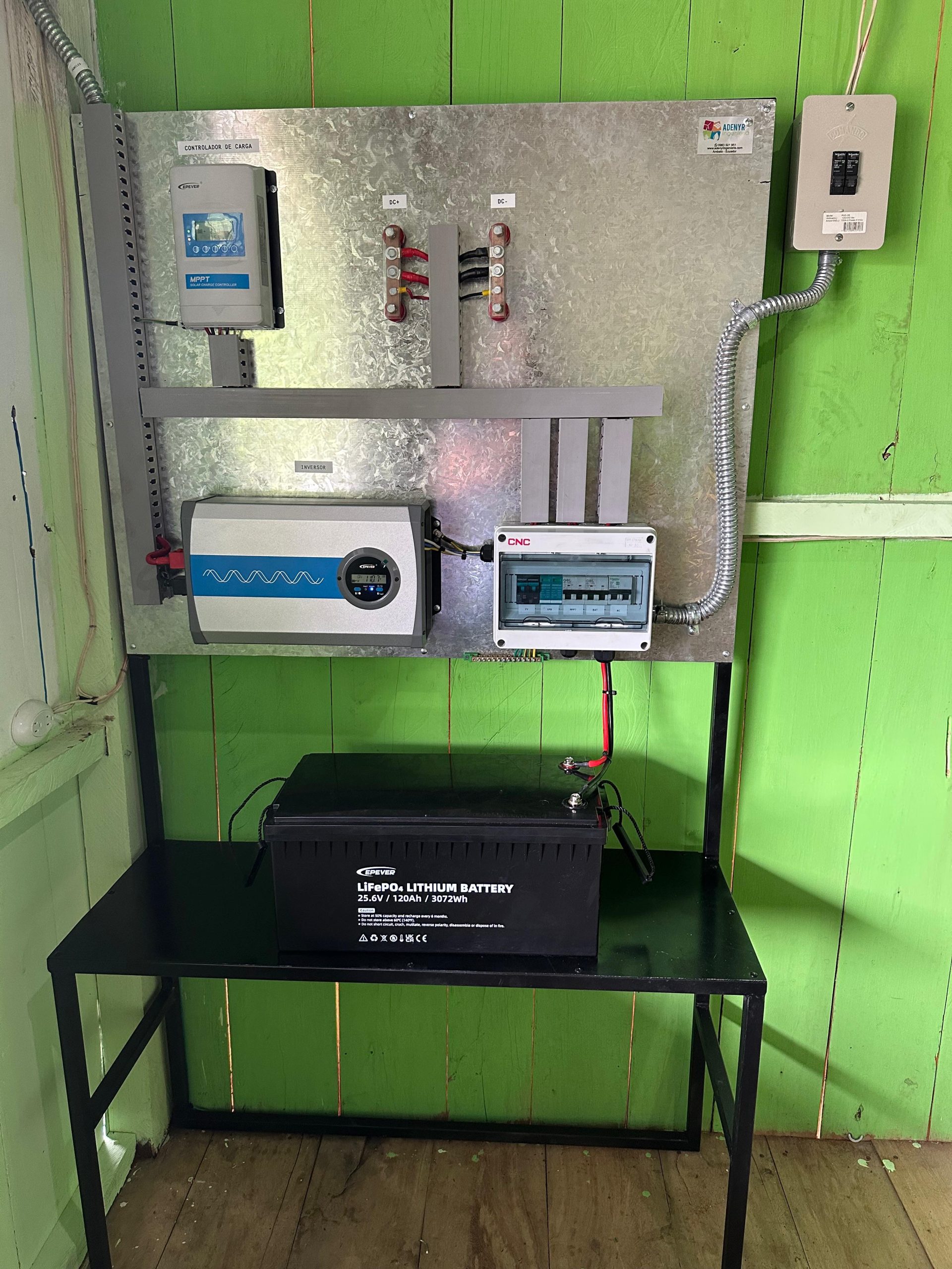 Sistema solar aislado EPEVER instalado en Loreto, provincia de Orellana
