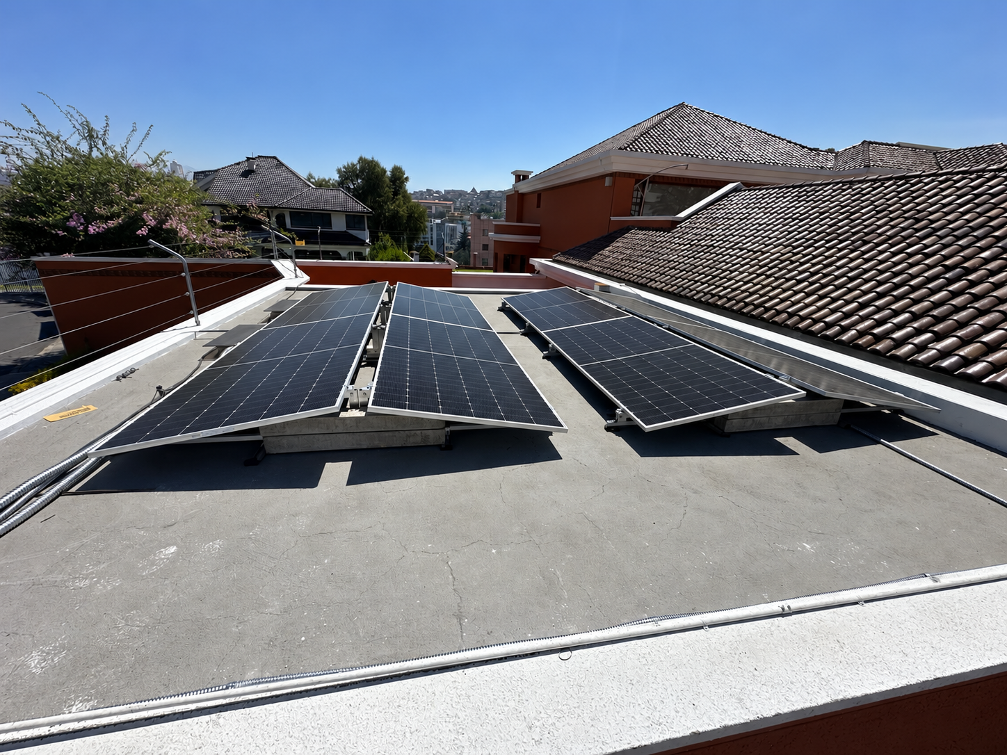 Paneles solares instalados en cubierta residencial