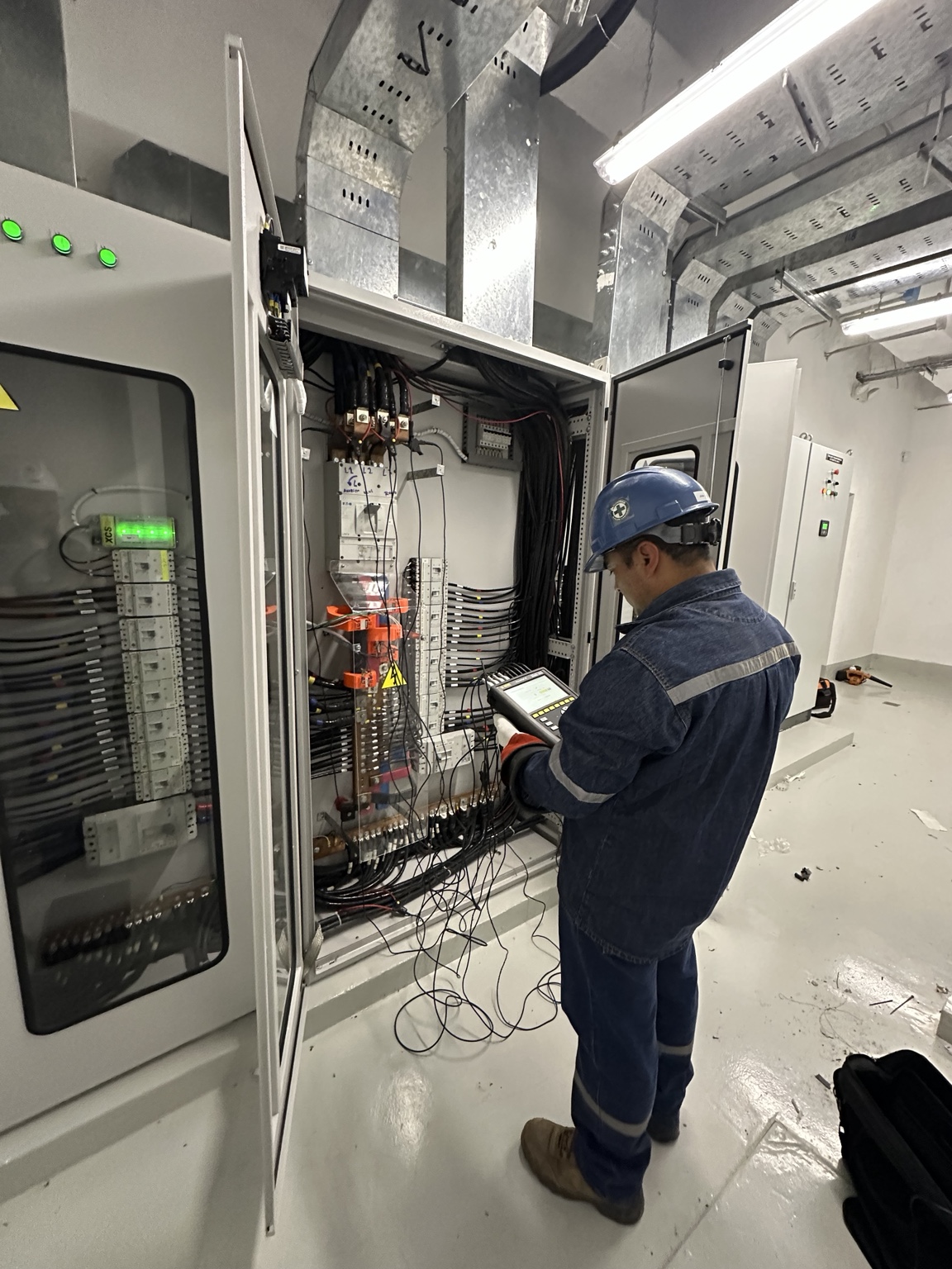 Personal de Adenyr realizando mantenimiento eléctrico